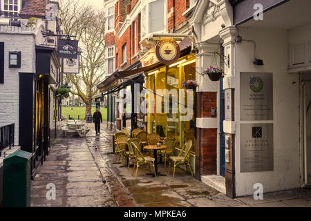 Negozi e caffetterie in corte d'oro a Richmond upon Thames, Surrey Foto Stock