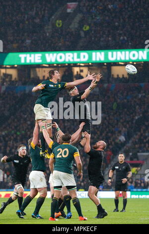 Lodewyk De Jager compete con il tutto nero capitano Richie McCaw per la linea fuori la sfera durante l'IRB RWC 2015 Ð Semi Finale 1 per Match 45, tra il Sud Africa v Nuova Zelanda a Twickenham Stadium. Londra, Inghilterra. 25 Ottobre 2015 --- Image by © Paolo Cunningham Foto Stock