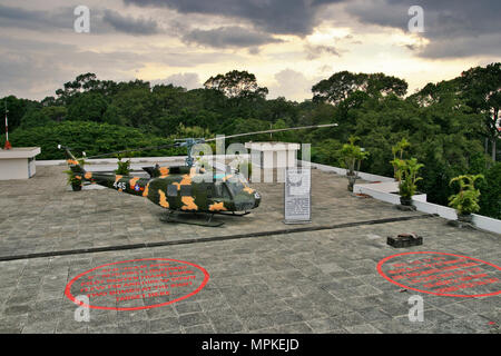 HO CHI MINH CITY, a Saigon, Vietnam - Agosto 23, 2009: la guerra del Vietnam Huey elicottero sul tetto del vecchio palazzo presidenziale (ora indipendenza Palace). Foto Stock