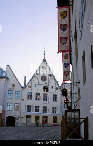 Vana Turg o vecchio mercato, Vanalinn, con il ristorante Olde Hansa di estrema destra e Kuninga oltre: Tallinn, Estonia Foto Stock