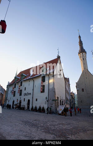Vana Turg o vecchio mercato, Tallinn, Estonia, con il ristorante Olde Hansa, Vanaturu Kael e il Municipio (Raekoda) Foto Stock