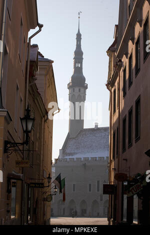 Il municipio e la piazza della città da Mündi: Raekoda e Raekoja Plats, Città Vecchia, Talllinn, Estonia Foto Stock