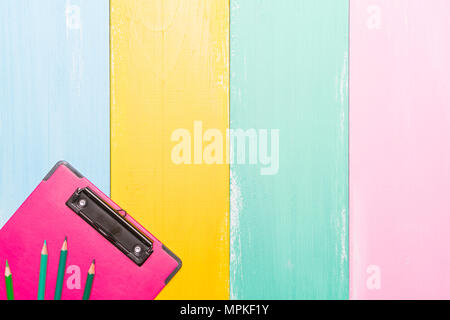 Appunti rosa vista dall'alto su sfondi colorati con copia spazio per il testo Foto Stock