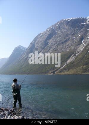 La pesca con la mosca in Kjosnefjorden, Jolster, Sogn di Fjordane, Norvegia Foto Stock