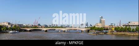 Vista panoramica lungo il fiume Tamigi ponte di Waterloo verso l'iconica grattacieli della City di Londra, South Bank e la Royal Festival Hall Foto Stock