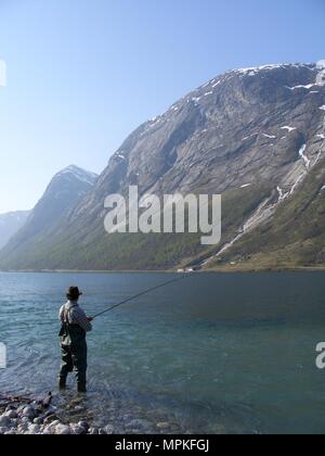 La pesca con la mosca in Kjosnefjorden, Jolster, Sogn di Fjordane, Norvegia Foto Stock