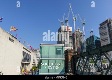 Gru a torre sul nuovo parzialmente completata Southbank collocare blocchi di appartamenti residenziali di sviluppo complessi a Lambeth, London SE1 Foto Stock