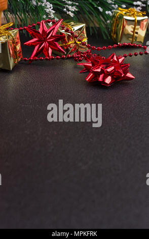 Natale o Capodanno in legno scuro, sfondo nero Xmas bordo incorniciato con decorazioni di stagione, spazio per un testo, vista da sopra Foto Stock