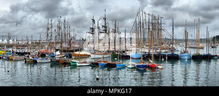 La Francia. DOUARNENEZ-LUGLIO-20, 2012: Festa della vela nel porto di Brest: FRANCIA. DOUARNENEZ-luglio-20, 2012 Foto Stock