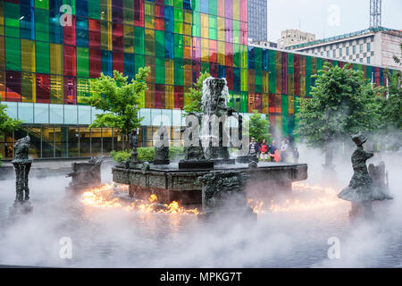 Montreal Canada,Quebec Province,Palais de Congrès,Convention Center,Jean Paul Riopelle Square,la Joute,fontana,scultura,arte,artista,parco pubblico,nebbia,C. Foto Stock