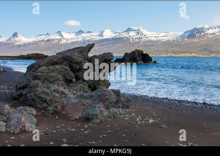 Búlandstindur è una montagna in Islanda Orientale tra le baie Berufjörður Hamarsfjörður e. Si tratta di un piramidale di pila di strati basaltica Foto Stock