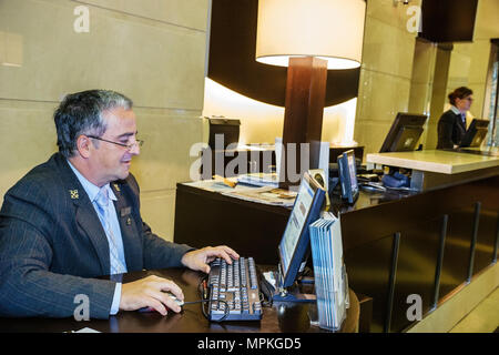 Montreal Canada,Quebec Province,rue Saint Jacques,Hotel Place d'Armes,Concierge,reception check in reception prenotazione registro prenotazioni Foto Stock