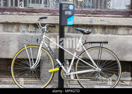 Montreal Canada, Quebec Province, parchimetro, stazione a pagamento, bicicletta, bicicletta, equitazione, ciclismo, ciclista, bicicletta bloccata, Canada0705054 Foto Stock
