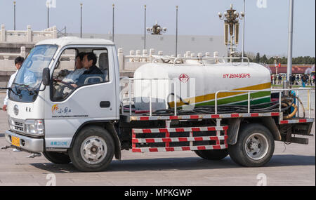 Pechino, Cina - 27 Aprile 2010: Closeup di alta pressione carrello con equipaggio di pulizia in cabina su Piazza Tiananmen. Foto Stock