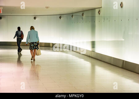 Montreal Canada, Quebec Province, RESO Underground City, tunnel Complex il più grande del mondo, collega 60 edifici, skyline della città, donne a piedi, Canada070705067 Foto Stock