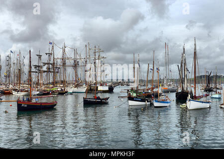 La Francia. DOUARNENEZ-LUGLIO-20, 2012: Festa della vela nel porto di Brest: FRANCIA. DOUARNENEZ-luglio-20, 2012 Foto Stock