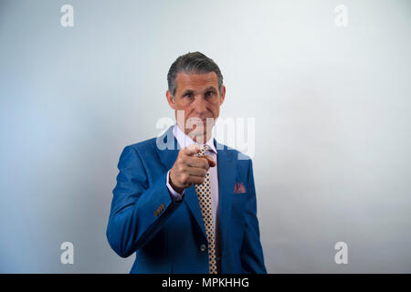 Ritratto di imprenditore puntando verso qualcosa di Foto Stock