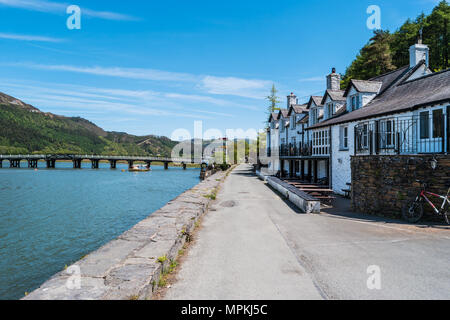 Il ponte a pedaggio a Penmaenpool oltre il fiume Mawddach, Gwynedd North Wales UK. Foto Stock