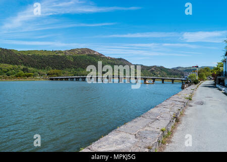 Il ponte a pedaggio a Penmaenpool oltre il fiume Mawddach, Gwynedd North Wales UK. Foto Stock