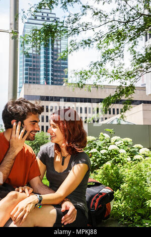 Montreal Canada,Quebec Province,Boulevard Rene Levesque,Place Ville Marie,adulti uomo uomo uomini maschio,donna donna donna donna donna donna donna donna donna donna donna donna donna donna, coppia romantica,par Foto Stock