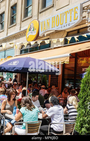 Montreal Canada,Quebec Province,Rue University,campus,Van Houtte Cafe,ristoranti ristoranti ristoranti ristorazione cafe cafe,al fresco marciapiede fuori tavoli, Foto Stock