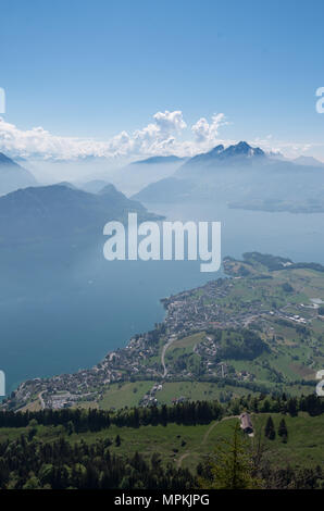 Vista del Monte Pilatus, Mt Burgenstock e weggis dal Monte Rigi in Svizzera nei pressi di Lucerna Foto Stock