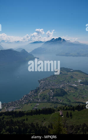 Vista del Monte Pilatus, Mt Burgenstock e weggis dal Monte Rigi in Svizzera nei pressi di Lucerna Foto Stock