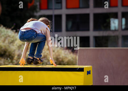 Ragazza bambino la pratica (pratica) Parkour ginnastica fuori sul cavallo di Vaulting Foto Stock