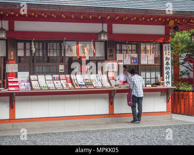 Visitatore comprare al negozio di vendita di beni religiosi, Kumano Hayatama Taisha, Shingu, prefettura di Wakayama, Giappone. Foto Stock