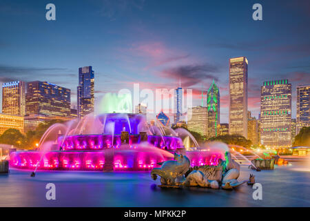 Chicago, Illinois, Stati Uniti d'America skyline da Buckingham Fountain al crepuscolo. Foto Stock