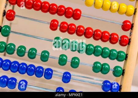 Colorato giocattolo abacus in vendita all'interno di un negozio Ikea negli Stati Uniti Foto Stock