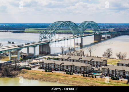 Hernando de Soto ponte ad arco legato sul fiume Mississippi a Memphis, Tennessee Foto Stock