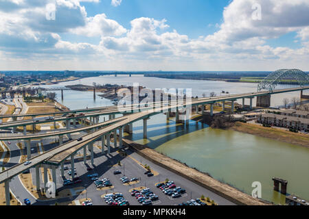 Hernando de Soto ponte ad arco legato sul fiume Mississippi a Memphis, Tennessee Foto Stock