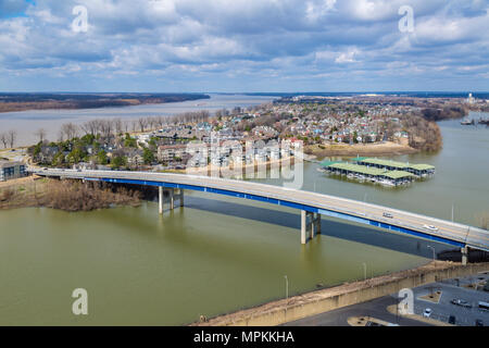 Vista aerea dell'area residenziale di Harbour Town a Mud Island e di un porticciolo coperto a Wolf River Harbor a Memphis, Tennessee Foto Stock