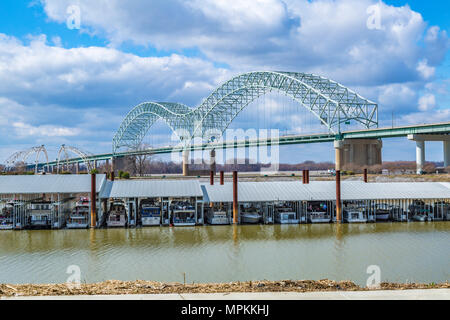 Hernando de Soto ponte ad arco legato sul fiume Mississippi a Memphis, Tennessee Foto Stock