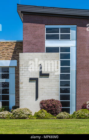 Facciata anteriore della chiesa di Crosspoint a Gulfport, MS, con croce cristiana Foto Stock