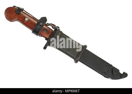 Kalashnikov AK 47 a baionetta sciabola e isolato su bianco Foto Stock