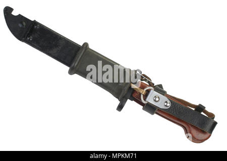 Kalashnikov AK 47 a baionetta sciabola e isolato su bianco Foto Stock