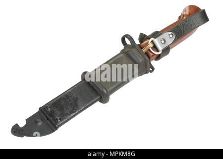 Kalashnikov AK 47 a baionetta sciabola e isolato su bianco Foto Stock