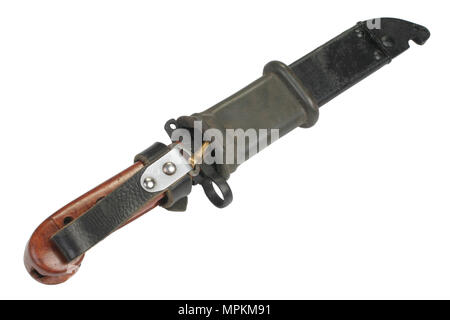 Kalashnikov AK 47 a baionetta sciabola e isolato su bianco Foto Stock