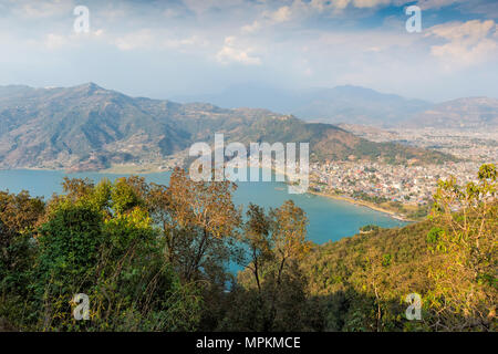 Vista di Pokhara e lago Phewa dal mondo Pagoda della Pace, Pokhara, Nepal Foto Stock