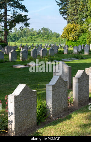 Tedesco e Inglese War Graves al St Symphorien cimitero militare vicino a Mons, Belgio Foto Stock