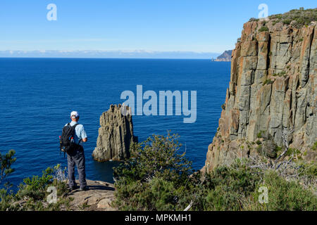 Oceania e Australia, Australia e Tasmania, Penisola Tasmana, Tasman National Park, Cape Hauy, escursionista sul sentiero Foto Stock