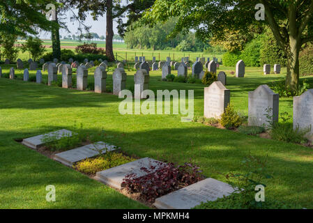 Guerra tedesca tombe in St Symphorien cimitero militare vicino a Mons, Belgio Foto Stock