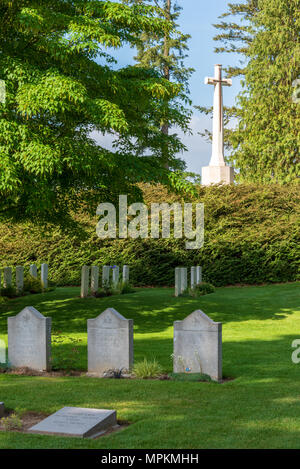 Il tedesco delle tombe di guerra britannici con croce di sacrificio in St Symphorien cimitero militare vicino a Mons, Belgio Foto Stock