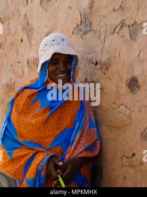 Ritratto di donna della Mauritania in abito nazionale Melhfa - 11-11-2012 Chinguetti, Mauritania Foto Stock