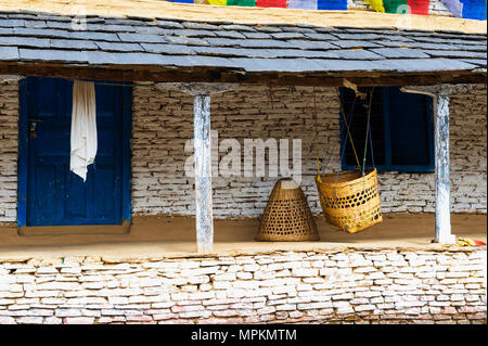 Culla appeso davanti a una casa, Dhampus villaggio di montagna, Nepal, Foto Stock