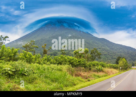 Vista pittoresca al vulcano Arenal picco coperto di nuvole come visto dalla strada nei pressi di La Fortuna. Foto Stock