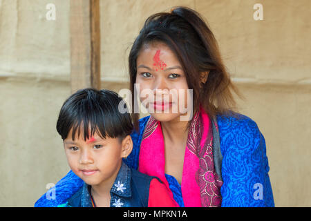 Donna nepalese con suo figlio dal Tharu gruppo etnico, ritratto, Chitwan, Nepal Foto Stock