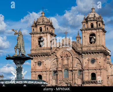 La Iglesia de La Compania de Jesus e la statua di Pachacutec in Cusco Peru Foto Stock